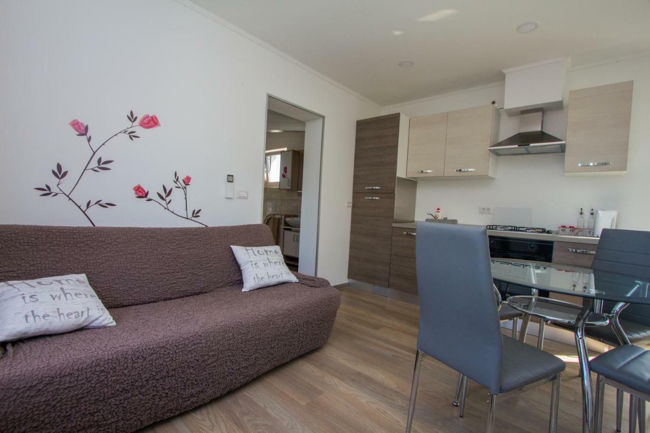 Apartment Krista Tinjan Luaran gambar